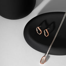 Load image into Gallery viewer, Curves11 | Necklace

